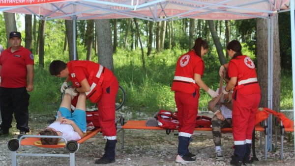 СОМБОРЦИ НЕ МОРАЈУ ДА БРИНУ У СЛУЧАЈУ ПОЖАРА: У Бачком Моноштору одржана показна вежба СОМБОРЦИ НЕ МОРАЈУ ДА БРИНУ У СЛУЧАЈУ ПОЖАРА: У Бачком Моноштору одржана показна вежба