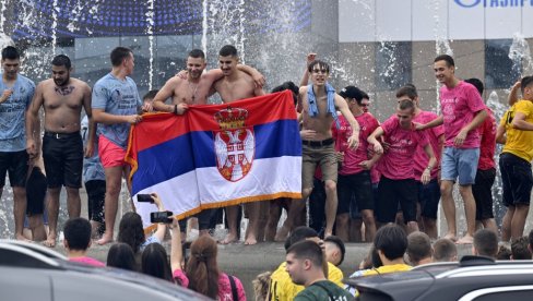 EVO KAKO SE OPRAŠTA OD ŠKOLE: Fešta u Beogradu, maturanti slave (FOTO)