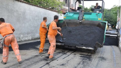 SREĐIVANJE ULICA NA ZVEZDARI: Posle gasifikacione mreže, putari počeli da postavljaju i asfalt