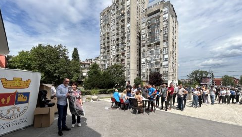 СИГУРНИЈА ВОЖЊА ЗА 80 МАЛИШАНА: Општина Палилула поделила нова ауто-седишта за најмлађе суграђане СИГУРНИЈА ВОЖЊА ЗА 80 МАЛИШАНА: Општина Палилула поделила нова ауто-седишта за најмлађе суграђане