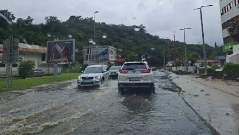 PLJUSKOVI I POPLAVE U HERCEG NOVOM: Poplavljeni brojni objekti, zamućeno more u zalivu - Nevreme ostavilo haos za sobom (FOTO) PLJUSKOVI I POPLAVE U HERCEG NOVOM: Poplavljeni brojni objekti, zamućeno more u zalivu - Nevreme ostavilo haos za sobom (FOTO)