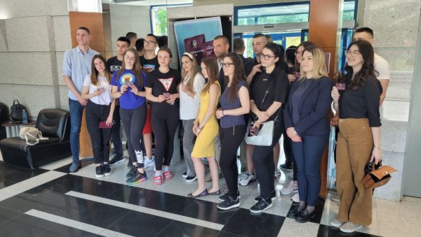 У ВРШЦУ ПОЧЕЛА ПОДЕЛА БЕСПЛАТНИХ КАРТИЦА: За попусте се до сада пријавило преко 120 студената У ВРШЦУ ПОЧЕЛА ПОДЕЛА БЕСПЛАТНИХ КАРТИЦА: За попусте се до сада пријавило преко 120 студената
