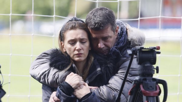 НИНА КОБИЉСКИ СЕ ПОТРЕСНИМ РЕЧИМА ПРИСЕТИЛА СВОЈЕ УБИЈЕНЕ ЋЕРКЕ ЕМЕ: Кога данас из детињства испратити? Са ким се радовати? (ФОТО) НИНА КОБИЉСКИ СЕ ПОТРЕСНИМ РЕЧИМА ПРИСЕТИЛА СВОЈЕ УБИЈЕНЕ ЋЕРКЕ ЕМЕ: Кога данас из детињства испратити? Са ким се радовати? (ФОТО)
