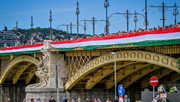 ДЕСЕТИНЕ ХИЉАДА МАЂАРА МАРШИРА БУДИМПЕШТОМ: Дошли су из целог света само из једног разлога, обраћа се и Орбан! (ВИДЕО) ДЕСЕТИНЕ ХИЉАДА МАЂАРА МАРШИРА БУДИМПЕШТОМ: Дошли су из целог света само из једног разлога, обраћа се и Орбан! (ВИДЕО)