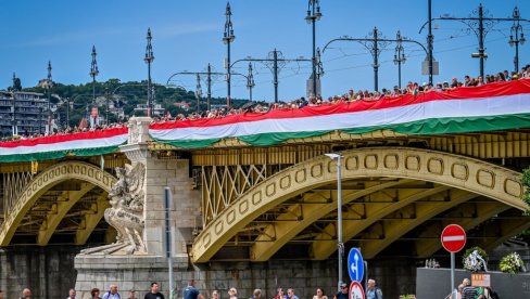 DESETINE HILJADA MAĐARA MARŠIRA BUDIMPEŠTOM: Došli su iz celog sveta samo iz jednog razloga, obraća se i Orban! (VIDEO)