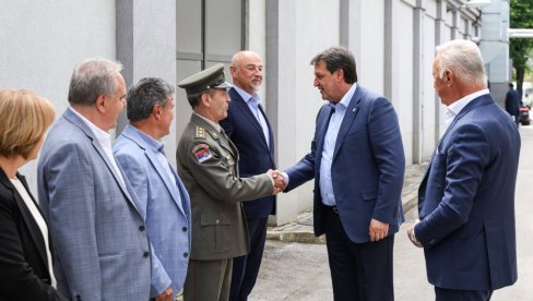 GAŠIĆ OBIŠAO FABRIKU MUNICIJE PRVI PARTIZAN U UŽICU: Zahvalan sam što neumorno rade kada su u pitanju potrebe Vojske Srbije GAŠIĆ OBIŠAO FABRIKU MUNICIJE PRVI PARTIZAN U UŽICU: Zahvalan sam što neumorno rade kada su u pitanju potrebe Vojske Srbije
