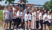 DECA KOJA VRAĆAJU NADU: Odrekli se maturskih majica, pa uplatili novac Lenki (FOTO) DECA KOJA VRAĆAJU NADU: Odrekli se maturskih majica, pa uplatili novac Lenki (FOTO)