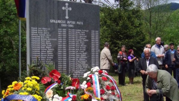 НОВОСТИ ОТКРИВАЈУ-СРПКИЊА ОВДЕ НИЈЕ РОДИЛА ВЕЋ 32 ГОДИНЕ: Како и зашто се страдање Срба у Брадини маја 1992. обележава са четири парастоса НОВОСТИ ОТКРИВАЈУ-СРПКИЊА ОВДЕ НИЈЕ РОДИЛА ВЕЋ 32 ГОДИНЕ: Како и зашто се страдање Срба у Брадини маја 1992. обележава са четири парастоса