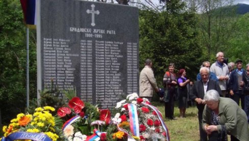 NOVOSTI OTKRIVAJU-SRPKINJA OVDE NIJE RODILA VEĆ 32 GODINE: Kako i zašto se stradanje Srba u Bradini maja 1992. obeležava sa četiri parastosa NOVOSTI OTKRIVAJU-SRPKINJA OVDE NIJE RODILA VEĆ 32 GODINE: Kako i zašto se stradanje Srba u Bradini maja 1992. obeležava sa četiri parastosa