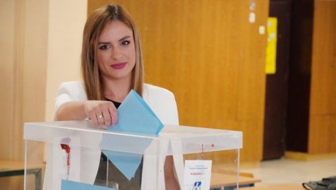 GLASALA MILICA ĐURĐEVIĆ STAMENKOVSKI: Građansku dužnost obavila na Voždovcu (FOTO) GLASALA MILICA ĐURĐEVIĆ STAMENKOVSKI: Građansku dužnost obavila na Voždovcu (FOTO)