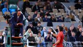TRENUTAK KOJI JE SVIMA PROMAKAO: Đoković ušao u sukob sa sudijom (FOTO) TRENUTAK KOJI JE SVIMA PROMAKAO: Đoković ušao u sukob sa sudijom (FOTO)