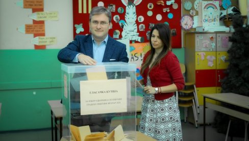 GLASAO SELAKOVIĆ: Ministar kulture i član Predsedništva Srpske napredne stranke Nikola Selaković glasao na Vračaru