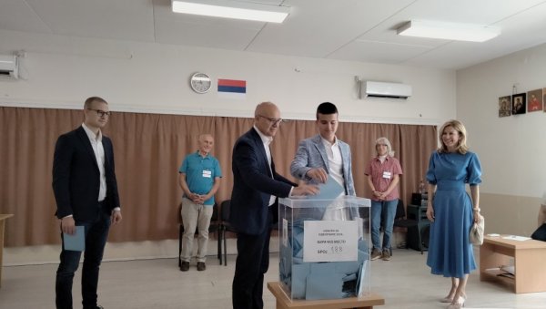 БИЋЕ ИСКЉУЧИВО КАКО ГРАЂАНИ КАЖУ Вучевић: Верујем да грађани цене и рад и пре свега одговорност БИЋЕ ИСКЉУЧИВО КАКО ГРАЂАНИ КАЖУ Вучевић: Верујем да грађани цене и рад и пре свега одговорност