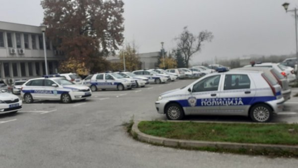 ИЗ ПРОДАВНИЦЕ ОДНЕО НОВАЦ И ЦИГАРЕТЕ, ПА ЗАПАЛИО ВОЗИЛО КОЈЕ ЈЕ КОРИСТИО ПРИЛИКОМ КРАЂЕ: Новосадска полиција  расветлила крађу у Кисачу