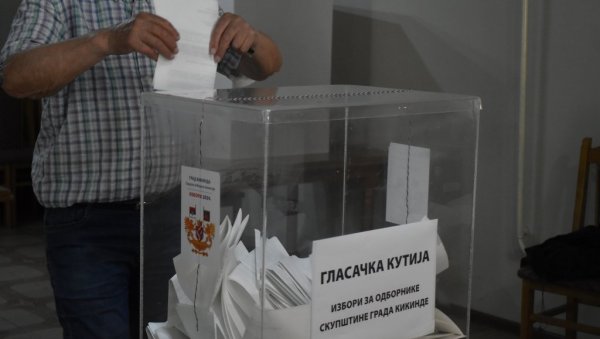 ДО 14 САТИ ГЛАСАЛО 24 ОДСТО КИКИНЂАНА: Грађани с правом гласа бирају 39 одборника ДО 14 САТИ ГЛАСАЛО 24 ОДСТО КИКИНЂАНА: Грађани с правом гласа бирају 39 одборника