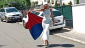 JELENA KARLEUŠA OBAVILA GRAĐANSKU DUŽNOST: Zablistala u haljini srpske zastave (VIDEO) JELENA KARLEUŠA OBAVILA GRAĐANSKU DUŽNOST: Zablistala u haljini srpske zastave (VIDEO)