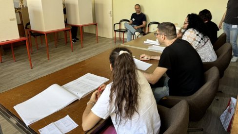 DO 17 ČASOVA GLASALO 37.2 POSTO BIRAČA: Lokalni izbori u Zrenjaninu DO 17 ČASOVA GLASALO 37.2 POSTO BIRAČA: Lokalni izbori u Zrenjaninu