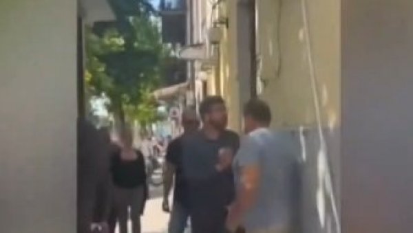 СИЛЕЏИЈСКИ ИНЦИДЕНТ: Лазовић силом спречавао човека да брани свој локал (ВИДЕО) СИЛЕЏИЈСКИ ИНЦИДЕНТ: Лазовић силом спречавао човека да брани свој локал (ВИДЕО)