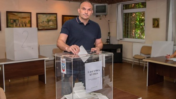ГИК У ЗРЕЊАНИНУ: До 19 часова гласало 44.9 одсто бирача ГИК У ЗРЕЊАНИНУ: До 19 часова гласало 44.9 одсто бирача