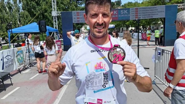 ПАРАЋИНАЦ НА ПОЛУМАРАТОНУ У ОХРИДУ: Саша Петровић истрчао 21 километар ПАРАЋИНАЦ НА ПОЛУМАРАТОНУ У ОХРИДУ: Саша Петровић истрчао 21 километар