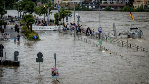 NEMAČKA PARALISANA ZBOG POPLAVA: Voda dostigla 1,8 metara - obustavljen saobraćaj, zatvoreni vrtići i škole (FOTO)