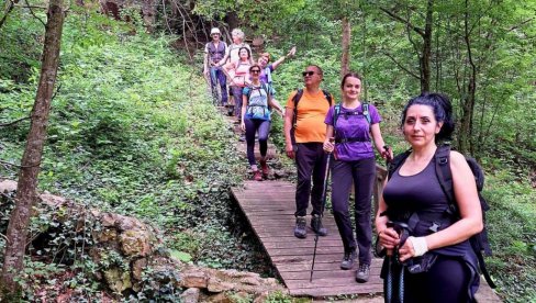 PLANINARI U KANJONU CRNICE: „Šetnja“ Stazom petruških monaha (FOTO)