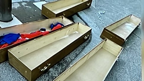 МРТВАЧКИ САНДУЦИ УЗ АЈФЕЛА: Французи сумњају на Русе МРТВАЧКИ САНДУЦИ УЗ АЈФЕЛА: Французи сумњају на Русе