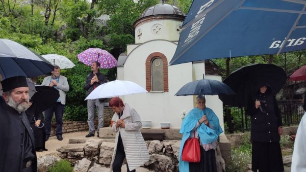 ЈОШ БОЛЕ РАНЕ ИЗ КОРИЋКЕ ЈАМЕ: Одржан помен за 134 Србина - жртава муслиманских усташа 1941. године ЈОШ БОЛЕ РАНЕ ИЗ КОРИЋКЕ ЈАМЕ: Одржан помен за 134 Србина - жртава муслиманских усташа 1941. године