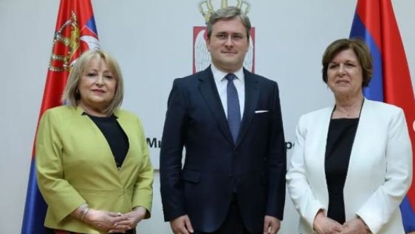 ЦИЉ ОЧУВАЊЕ КУЛТУРЕ, ТРАДИЦИЈЕ И ЈЕЗИКА: Договорене заједничке активности на пољу културе и образовања министарстава Србије и Српске ЦИЉ ОЧУВАЊЕ КУЛТУРЕ, ТРАДИЦИЈЕ И ЈЕЗИКА: Договорене заједничке активности на пољу културе и образовања министарстава Србије и Српске