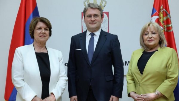 САЧУВАТИ ЈЕЗИК И ТРАДИЦИЈУ: Заједнички пројекти Србије и РС у култури и образовању САЧУВАТИ ЈЕЗИК И ТРАДИЦИЈУ: Заједнички пројекти Србије и РС у култури и образовању
