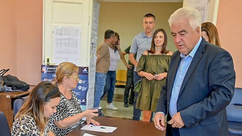 ЉУДИ ВОЛЕ КАД ИХ ПОЗДРАВИШ И НАЗДРАВИШ ИМ: Новости у Сопоту са најдуговечнијим председником општине, стаж 35 година ЉУДИ ВОЛЕ КАД ИХ ПОЗДРАВИШ И НАЗДРАВИШ ИМ: Новости у Сопоту са најдуговечнијим председником општине, стаж 35 година