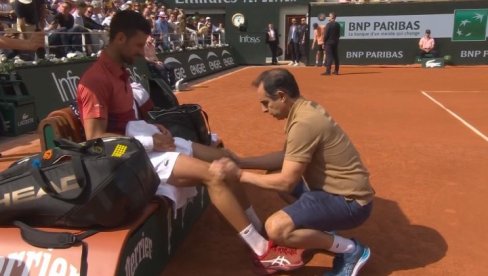 DRAMA NA ROLAN GAROSU: Novak Đoković zabrinuo navijače! DRAMA NA ROLAN GAROSU: Novak Đoković zabrinuo navijače!