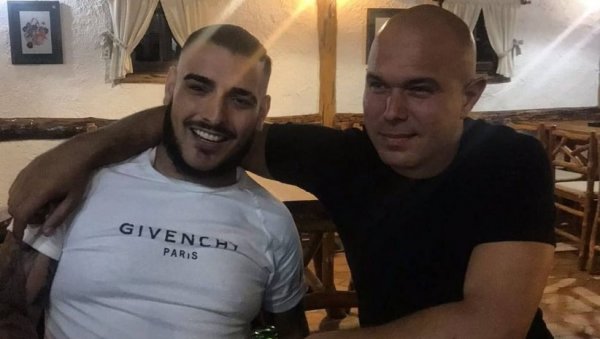 КУМОВИ УКРСТИЛИ ГЛАСОВЕ: Дарко Лазић и Пеђа Вујић снимају дует, а погледајте њихове заједничке фотографије из млађих дана (ФОТО) КУМОВИ УКРСТИЛИ ГЛАСОВЕ: Дарко Лазић и Пеђа Вујић снимају дует, а погледајте њихове заједничке фотографије из млађих дана (ФОТО)
