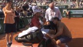 SKANDAL NA ROLAN GAROSU: Novak Đoković nije mogao da veruje šta mu organizatori rade usred meča sa Serundolom! SKANDAL NA ROLAN GAROSU: Novak Đoković nije mogao da veruje šta mu organizatori rade usred meča sa Serundolom!