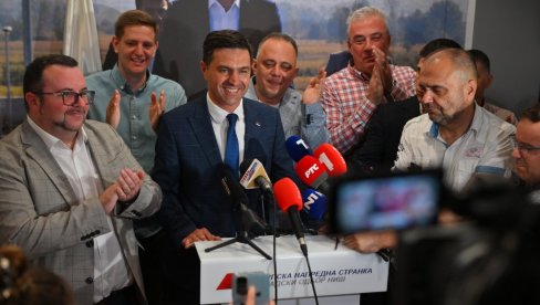 LISTA ALEKSANDAR VUČIĆ - NIŠ SUTRA SA RUSKOM STRANKOM IMA VEĆINU U NIŠU: Slavlje u štabu naprednjaka, stigli i trubači (VIDEO) LISTA ALEKSANDAR VUČIĆ - NIŠ SUTRA SA RUSKOM STRANKOM IMA VEĆINU U NIŠU: Slavlje u štabu naprednjaka, stigli i trubači (VIDEO)