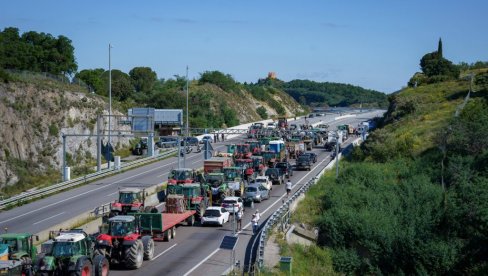HAOS NA ŠPANSKO-FRANCUSKOJ GRANICI: Farmeri blokirali puteve - Videćemo da li su nas naši političari ozbiljno shvatili (FOTO) HAOS NA ŠPANSKO-FRANCUSKOJ GRANICI: Farmeri blokirali puteve - Videćemo da li su nas naši političari ozbiljno shvatili (FOTO)