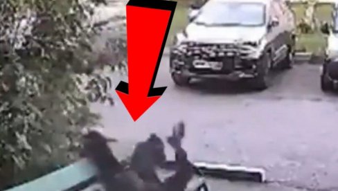 SAMO U RUSIJI: Pao sa trećeg sprata, ustao i odšetao (VIDEO) SAMO U RUSIJI: Pao sa trećeg sprata, ustao i odšetao (VIDEO)