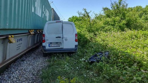 PRVE SLIKE SA MESTA NESREĆE KOD VLADIČINOG HANA: Muškarac i žena teško povređeni nakon sudara voza i kombija (FOTO) PRVE SLIKE SA MESTA NESREĆE KOD VLADIČINOG HANA: Muškarac i žena teško povređeni nakon sudara voza i kombija (FOTO)