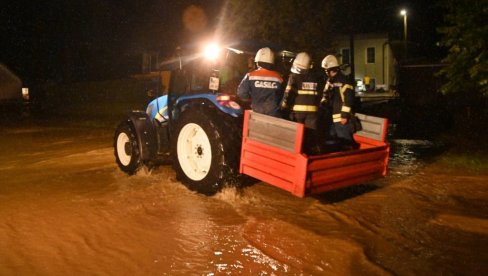 NEVREME NAPRAVILO VELIKI HAOS U REGIONU: Voda nije za piće, ulice postale reke, ljudi se evakuišu... (FOTO) NEVREME NAPRAVILO VELIKI HAOS U REGIONU: Voda nije za piće, ulice postale reke, ljudi se evakuišu... (FOTO)