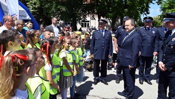 ГРАЂАНИ И ПОЛИЦИЈА НА ИСТОМ ЗАДАТКУ: Караван безбедности саобраћаја на путевима у Крушевцу (ФОТО) ГРАЂАНИ И ПОЛИЦИЈА НА ИСТОМ ЗАДАТКУ: Караван безбедности саобраћаја на путевима у Крушевцу (ФОТО)