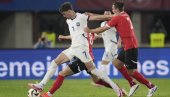 NAVIJAČ PREKINUO TRENING FUDBALERA SRBIJE! Evo šta mu je Dušan Vlahović uradio (VIDEO) NAVIJAČ PREKINUO TRENING FUDBALERA SRBIJE! Evo šta mu je Dušan Vlahović uradio (VIDEO)