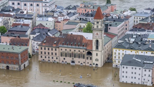 НЕМАЧКА ПОД ВОДОМ: Драматична ситуација у Баварској - на снази највиши степен упозорења (ФОТО) НЕМАЧКА ПОД ВОДОМ: Драматична ситуација у Баварској - на снази највиши степен упозорења (ФОТО)