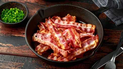 ZAČINJENA I PIKANTNA PEČENA SLANINA: Hrskava i aromatična i zaista niko neće moći da se suzdrži da je ne proba ZAČINJENA I PIKANTNA PEČENA SLANINA: Hrskava i aromatična i zaista niko neće moći da se suzdrži da je ne proba