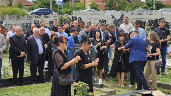 ДВЕ ДЕЦЕНИЈЕ ОД УБИСТВА ДИМИТРИЈА (17) ИЗ ГРАЧАНИЦЕ: Цвеће и свеће за живот прекинут албанским рафалима ДВЕ ДЕЦЕНИЈЕ ОД УБИСТВА ДИМИТРИЈА (17) ИЗ ГРАЧАНИЦЕ: Цвеће и свеће за живот прекинут албанским рафалима