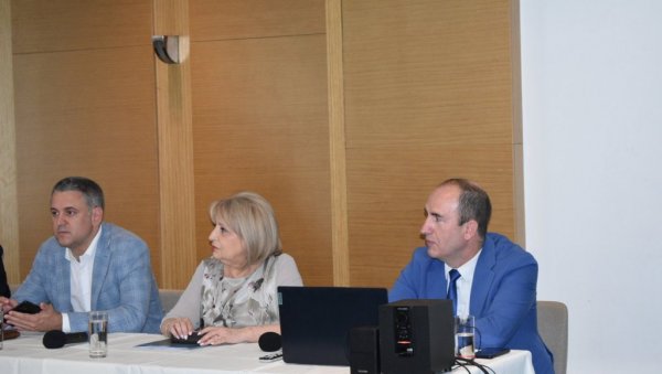 Од успеха на малој матури зависи упис жељене школе - Састанак Републичке уписне комисије Од успеха на малој матури зависи упис жељене школе - Састанак Републичке уписне комисије