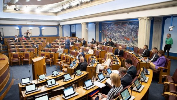 НЕ ЖЕЛЕ СРБЕ УЗ БИРАЧКЕ КУТИЈЕ: Наговештај измена прописа о двојном држављанству изазвао буру у ЦГ НЕ ЖЕЛЕ СРБЕ УЗ БИРАЧКЕ КУТИЈЕ: Наговештај измена прописа о двојном држављанству изазвао буру у ЦГ