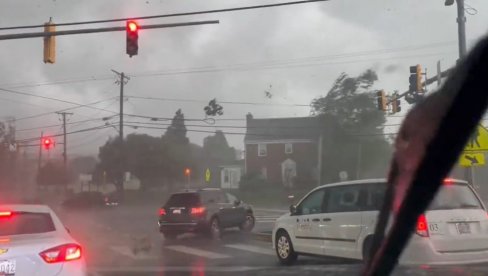 DETE POGINULO U NALETU TORNADA: Razorna oluja nosila sve pred sobom, povređeno nekoliko ljudi (VIDEO) DETE POGINULO U NALETU TORNADA: Razorna oluja nosila sve pred sobom, povređeno nekoliko ljudi (VIDEO)
