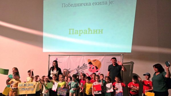ПОБЕДИЛИ „НАСМЕЈАНИ СЕМАФОРЦИ“: Предшколци из Параћина победници окружне „Пажљивкове смотре“ (ФОТО) ПОБЕДИЛИ „НАСМЕЈАНИ СЕМАФОРЦИ“: Предшколци из Параћина победници окружне „Пажљивкове смотре“ (ФОТО)