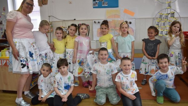 МАРИЈА КАНЗЕЛ ВЕЛЕМИРОВ ИЗ ВРТИЋА ПЧЕЛИЦА У КИКИНДИ НЕОБИЧНОМ ОДЕЋОМ ИСПРАТИЛА СВОЈЕ МАЛИШАНЕ Стрип дарови од васпитачице МАРИЈА КАНЗЕЛ ВЕЛЕМИРОВ ИЗ ВРТИЋА ПЧЕЛИЦА У КИКИНДИ НЕОБИЧНОМ ОДЕЋОМ ИСПРАТИЛА СВОЈЕ МАЛИШАНЕ Стрип дарови од васпитачице