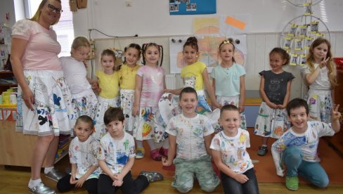 МАРИЈА КАНЗЕЛ ВЕЛЕМИРОВ ИЗ ВРТИЋА ПЧЕЛИЦА У КИКИНДИ НЕОБИЧНОМ ОДЕЋОМ ИСПРАТИЛА СВОЈЕ МАЛИШАНЕ Стрип дарови од васпитачице МАРИЈА КАНЗЕЛ ВЕЛЕМИРОВ ИЗ ВРТИЋА ПЧЕЛИЦА У КИКИНДИ НЕОБИЧНОМ ОДЕЋОМ ИСПРАТИЛА СВОЈЕ МАЛИШАНЕ Стрип дарови од васпитачице